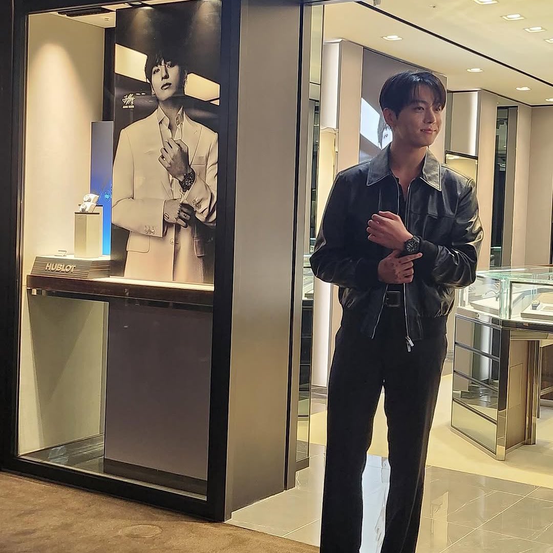 jnfication's tweet photo. — #JUNGKOOK se encuentra en el evento de Hublot, marca que lo nombró como su nuevo embajador. 🎀

RT + 🔄

JUNGKOOK FOR HUBLOT
#JUNGKOOKxHUBLOT
#JUNGKOOKForHUBLOT https://t.co/Poap6m6irK
