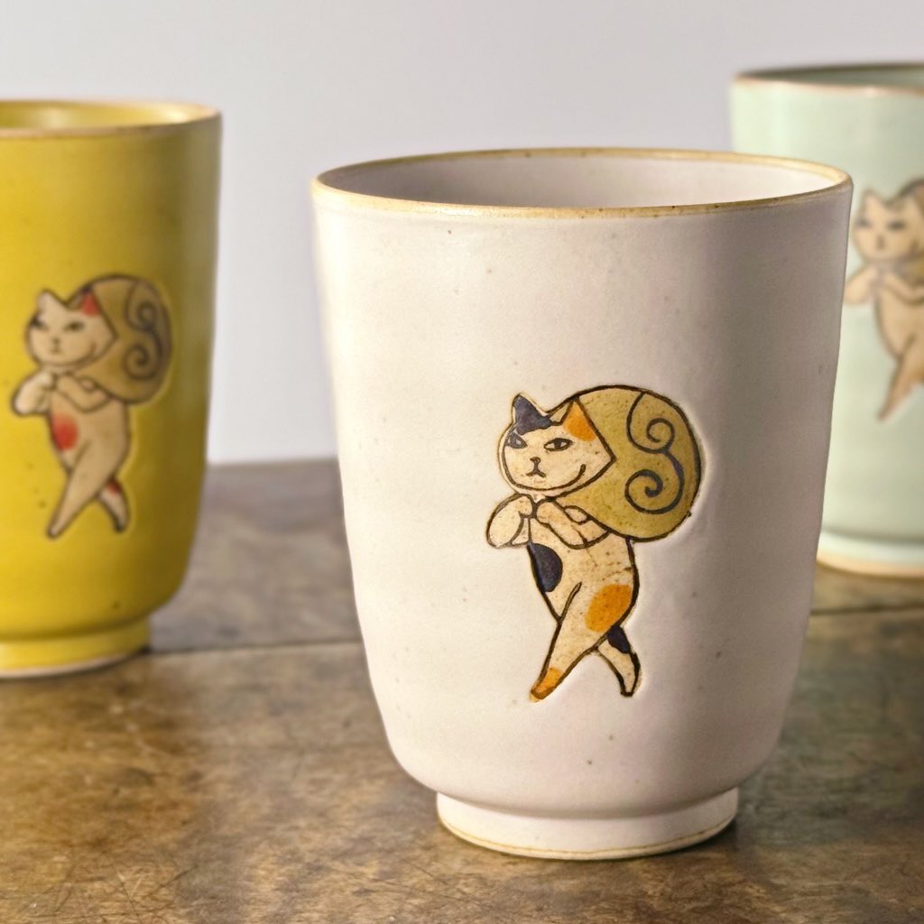 【肥前吉田焼 どろぼう猫 コップ】
おひさしぶりのどろぼう猫！
背中に風呂敷を背負って二足歩行しちゃうユニークなデザイン。

温かいお茶などを飲むときに思わずニンマリしちゃうかわいいコップです。

ねこの器
umeto-ki.shop-pro.jp/?mode=grp&gid=…