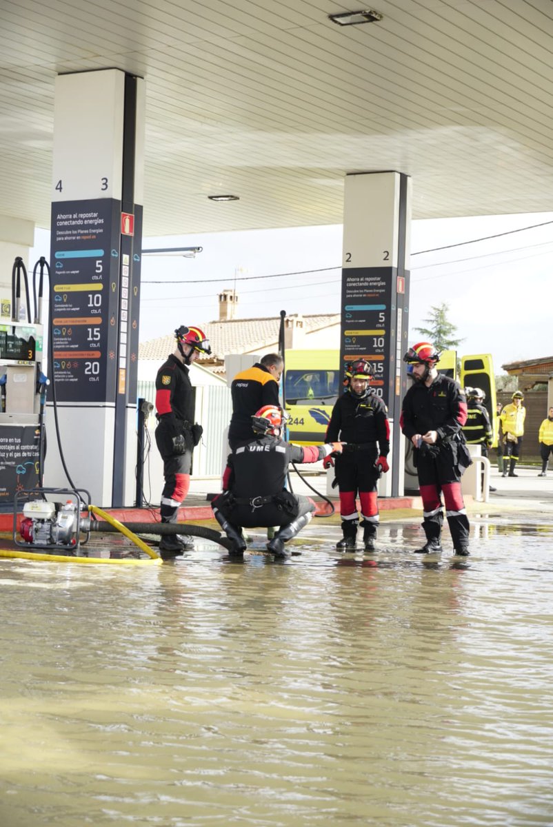 SubGobCREAL's tweet photo. La @UMEgob  continúa trabajando en El Robledo 💪🚒 en labores de achique de agua en una gasolinera afectada por la crecida del río Bullaque.

Coordinación y rapidez para garantizar la seguridad de vecinos y servicios esenciales. 🌊🛠️
#CiudadReal #RíoBullaque @Defensagob https://t.co/zfkwfI9blh