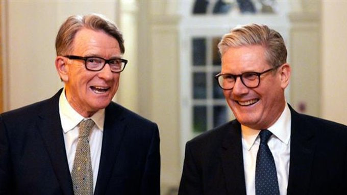 BREAKING NEWS🔥

Journalists are gathering outside Peter Mandelson's home in Regent's Park after rumours that he is set to be arrested today.