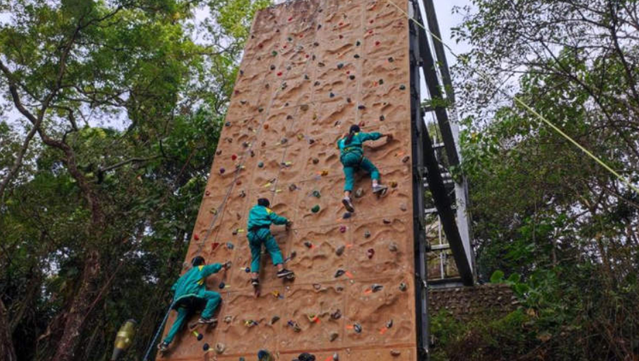 Un instituto exige a sus estudiantes escalar un muro de 15 metros para obtener su título
20minutos.es/gonzoo/blogs/b… ¡¡¡Un desafío de altura!!! 😅