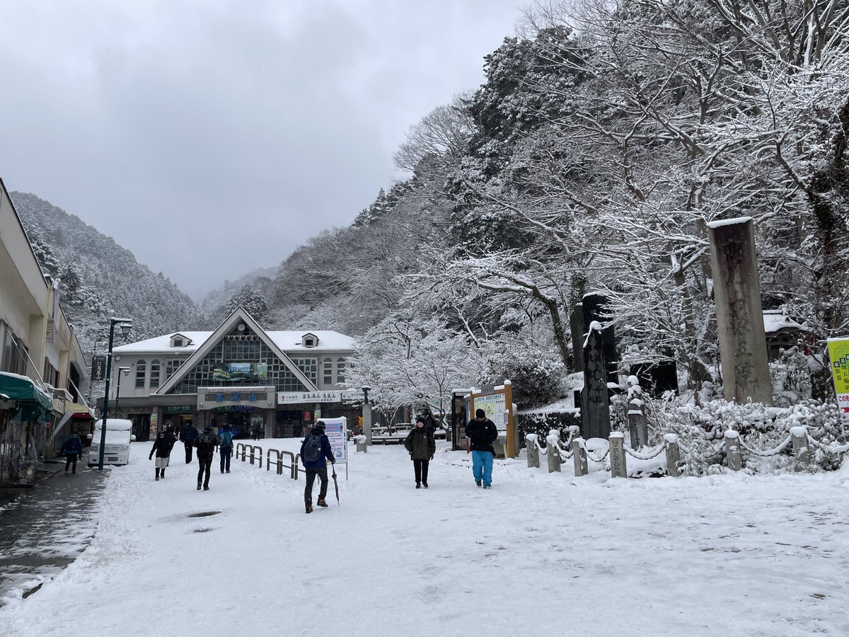 THASHIM62154594's tweet photo. 念願の雪の高尾山登ってきました。
風邪ひいた…
#高尾山 https://t.co/wxYPk6QNb9