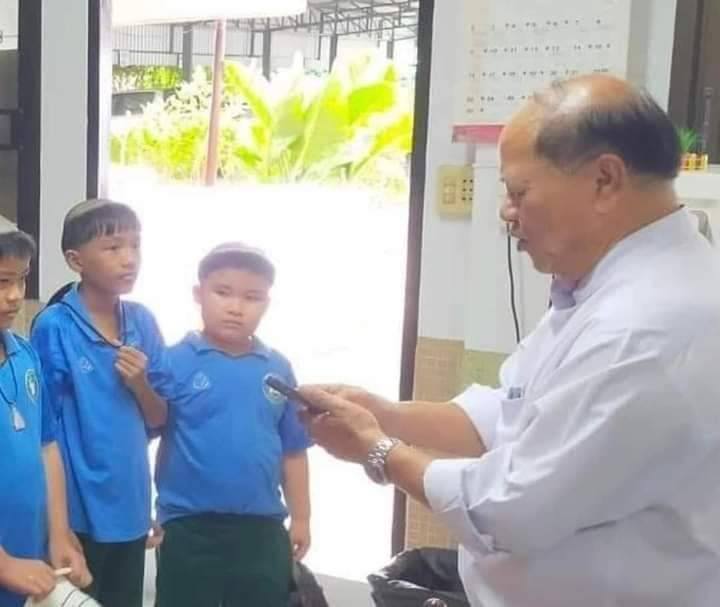 DSodasaza's tweet image. เมื่อคุณครูสั่งให้นักเรียนไปตัดผมให้เรียบร้อย โดยให้ดูครูเป็นตัวอย่าง 😂😂😂😂