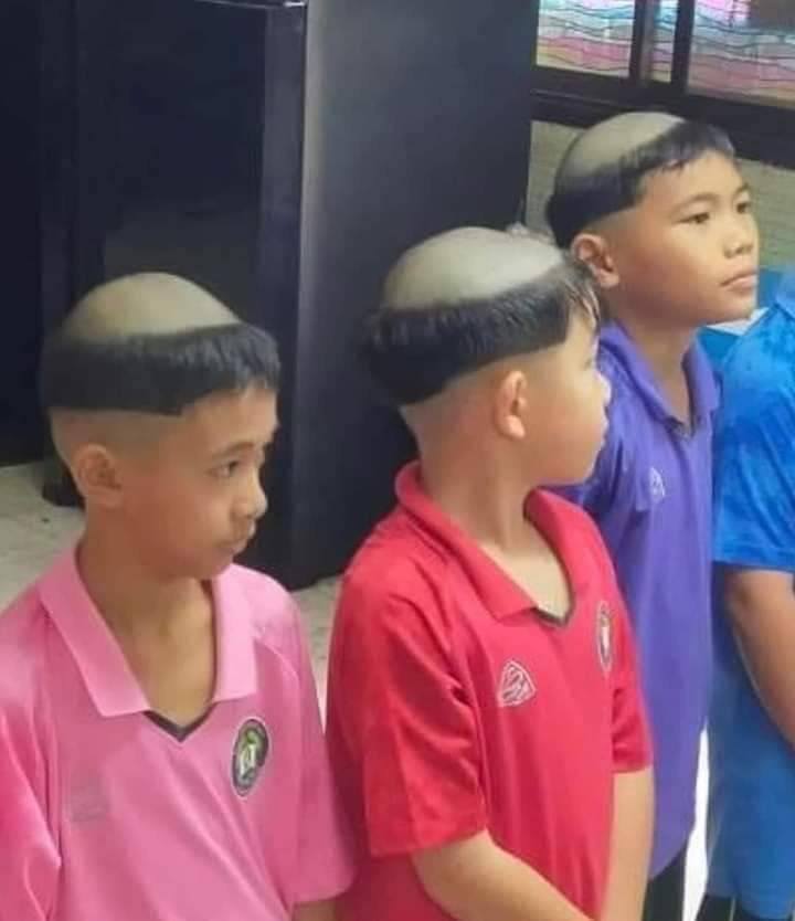 DSodasaza's tweet image. เมื่อคุณครูสั่งให้นักเรียนไปตัดผมให้เรียบร้อย โดยให้ดูครูเป็นตัวอย่าง 😂😂😂😂