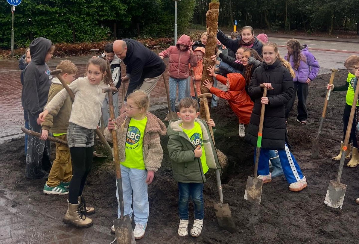 Op de hoek Wilhelminalaan - Horsterweg plantte wethouder Ronald van Veen woensdag 11 februari met de kinderen van ABC kids, de Altijd Beter Club, twee lindebomen en meerdere heesters. 

ermelovannu.nl/actueel/13739-…

#Ermelo <a href="/GemeenteErmelo/">Gemeente Ermelo</a> <a href="/ABCKids288477/">ABC Kids</a>