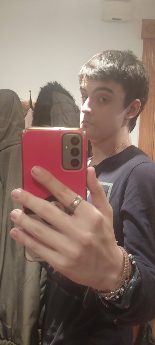 Porque el pelo me recuerda a una especie de fusión de dos personajes según mi punto de vista,seguramente sea fumada 
PD: nuevo look de pelo