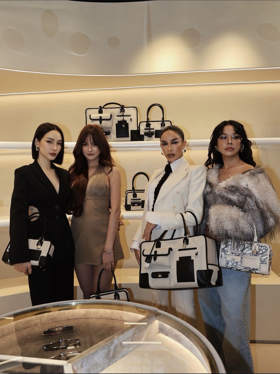 beauty_kyr's tweet image. มันจะมีอยู่คู่นึงโอบกันอยู่อย่าง! อีกคู่เหมือนแฟนเก่าที่ต้องมางานด้วยกัน
#โมแพร #มิกซ์นัท