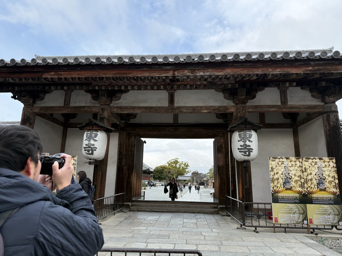 世界遺産《五重塔》京都・東寺にて
客殿の間で特別な公演でした🪭
なんとお申込み倍率7倍だったそう✨
貴重な体験をご一緒してくださいまして誠にありがとうございました
共演者の皆様は関西に拠点のある精鋭音楽家ばかり💫京都・大阪はいま古楽が熱い💛