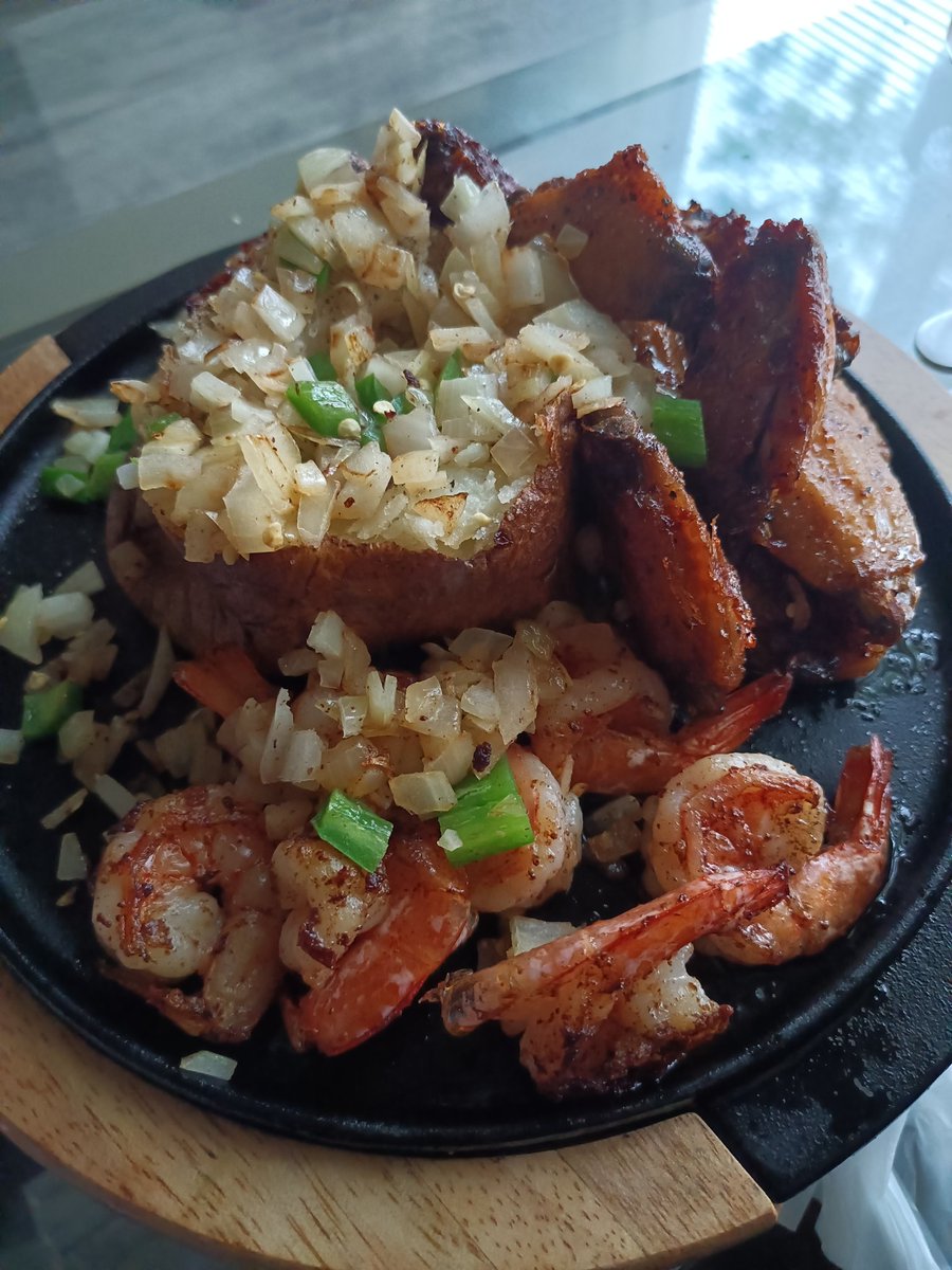 TitiaT414's tweet photo. Chef Tee 
I really enjoy cooking for others. 
Cooking from scratch with love always brings people together 💕🫶🏿 https://t.co/lPlRLIAtS6