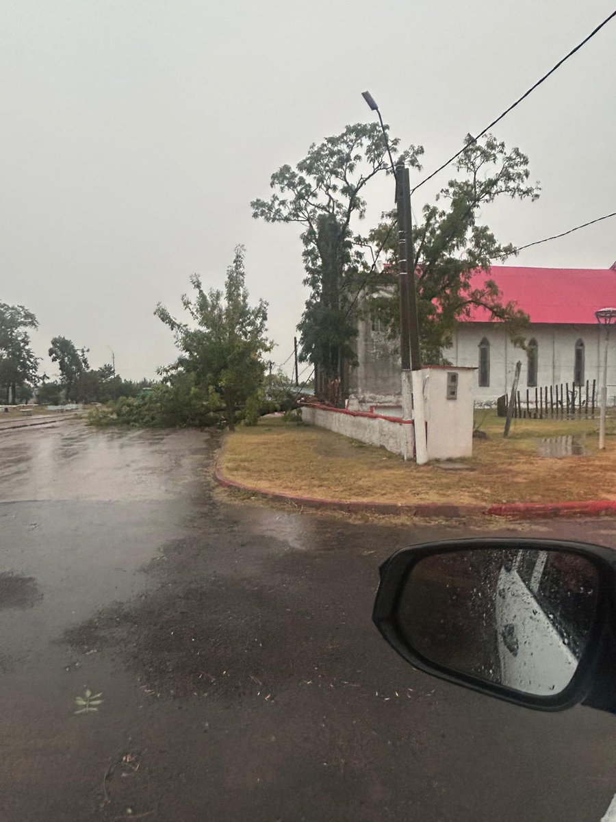 RadioUruguayUy's tweet image. ⛈️ #Paysandú: Lluvias abundantes y rachas de viento que sobrepsaron los 100 kilómetros en la hora, se registraron en la madrugada de este jueves, afectando principalmente a las localidades de Porvenir y Pueblo Esperanza.

🔗 mediospublicos.uy/paysandu-tempo…