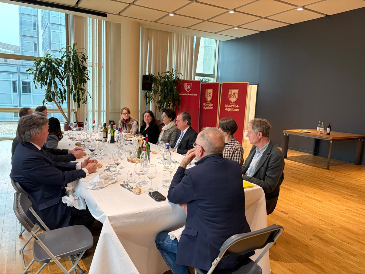 Embajada de Chile en Francia tweet media