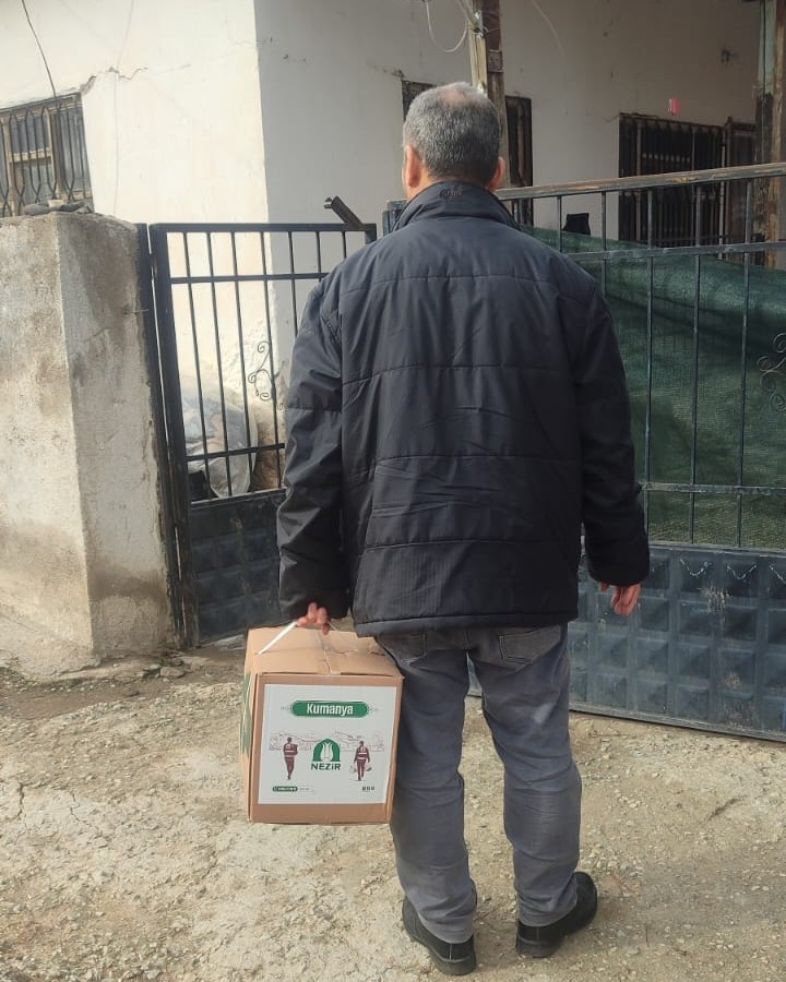 NezirDernegi's tweet photo. Siz niyet edin, biz o niyeti en mahzun sofralara ulaştıralım.

📍 Ankara (Fatih), Kayseri (Kocasinan) İstanbul (Sarıyer), Sivas (Suşehri) ve Kırşehir’de

📦 Gıda kumanyalarını ihtiyaç sahibi ailelere ulaştırdık.

🌐 Kumanya bağış: https://t.co/uM8ZXPymCO

☎️ 0216 420 76 76

#Nezir