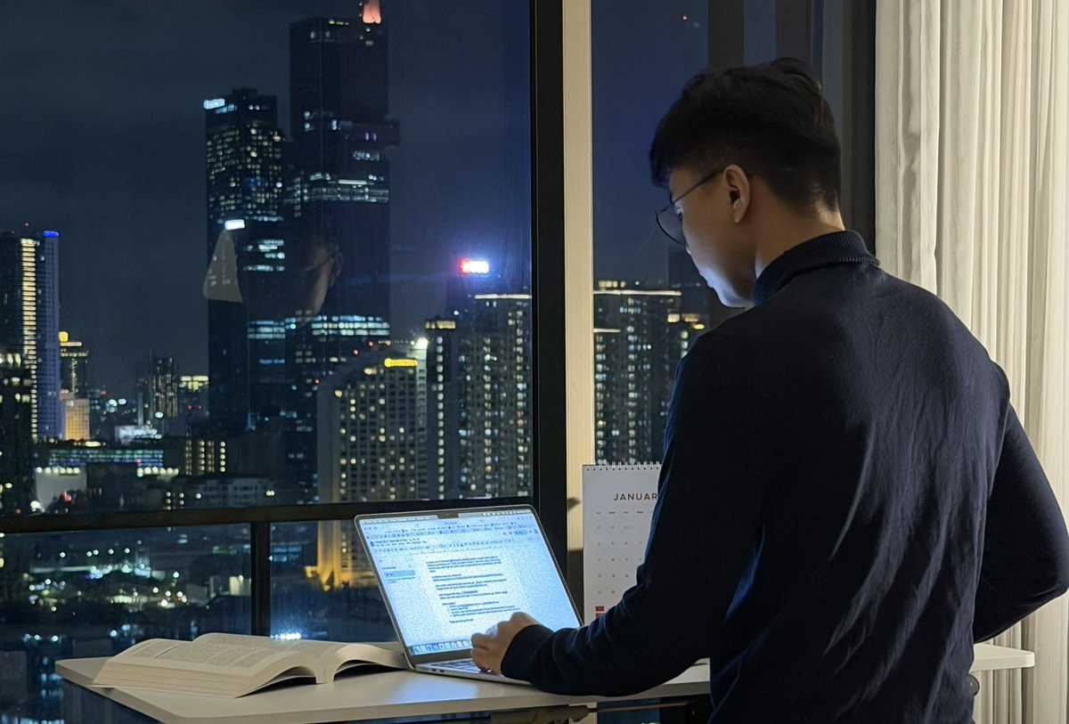 Scam:
- lagi gak mood, besok aja deh.
- pagi ini mager, olahraga bisa besok.
- lagi demotivasi, tunda dulu yah.

Bahagia datang, setelah aksi nyata. Mood jadi netral, karena kita bergerak.

Beratnya satu aktivitas bukan pas kita melakukan, tapi proses mendorong diri untuk