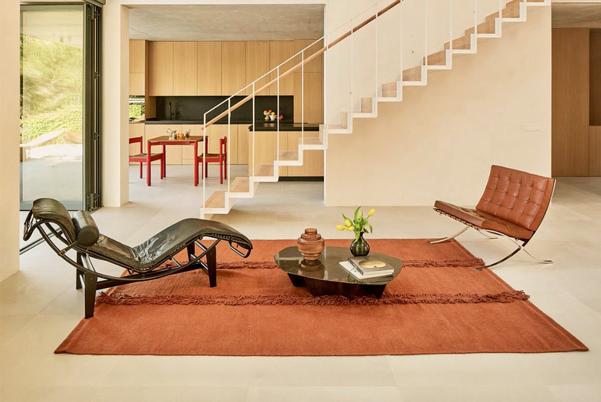 Lomuarredi's tweet image. Nanimarquina Mía, designed by Nani Marquina is an artisanal flat-weave made in India. The Mía rug is a Dhurrie created by joining three pieces, individually dyed, to obtain a worn, lived-in effect.
#rugs #LuxuryHomes #homedecoration #lomuarredi