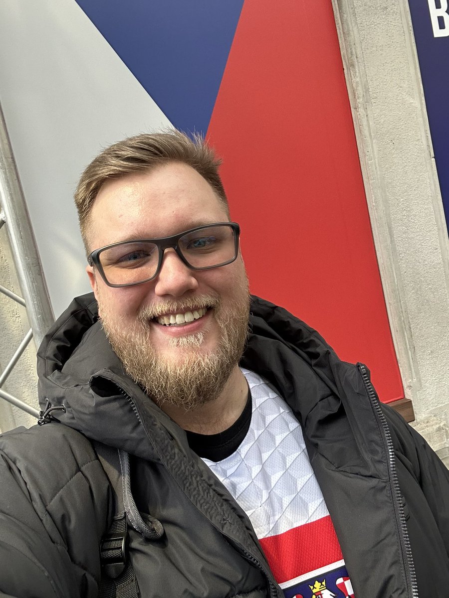 honzimir97's tweet photo. Narvaný Český dům v Miláně viděl pád Ester Ledecké (😩) ale atmosféra je výborná👌🇨🇿

Nedalo se hnout, míříme hledat pitivo jinam!🍻
#MilanoCortina2026 #CeskyDum #CzechFans https://t.co/Z52y7VLxig