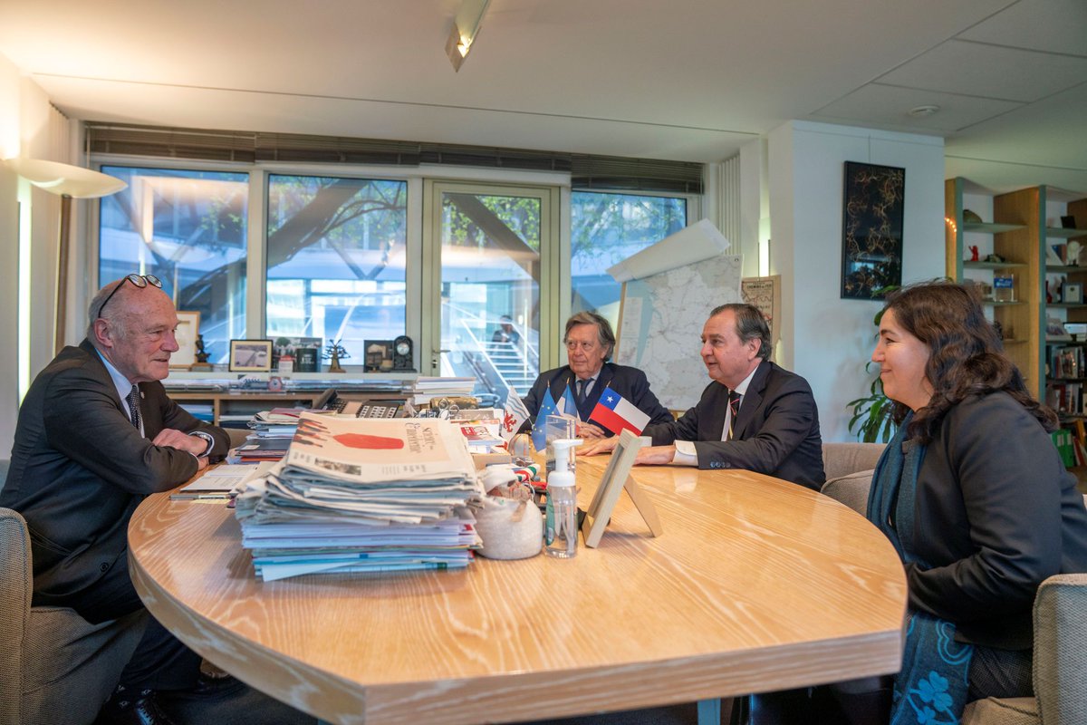 Embajada de Chile en Francia tweet media