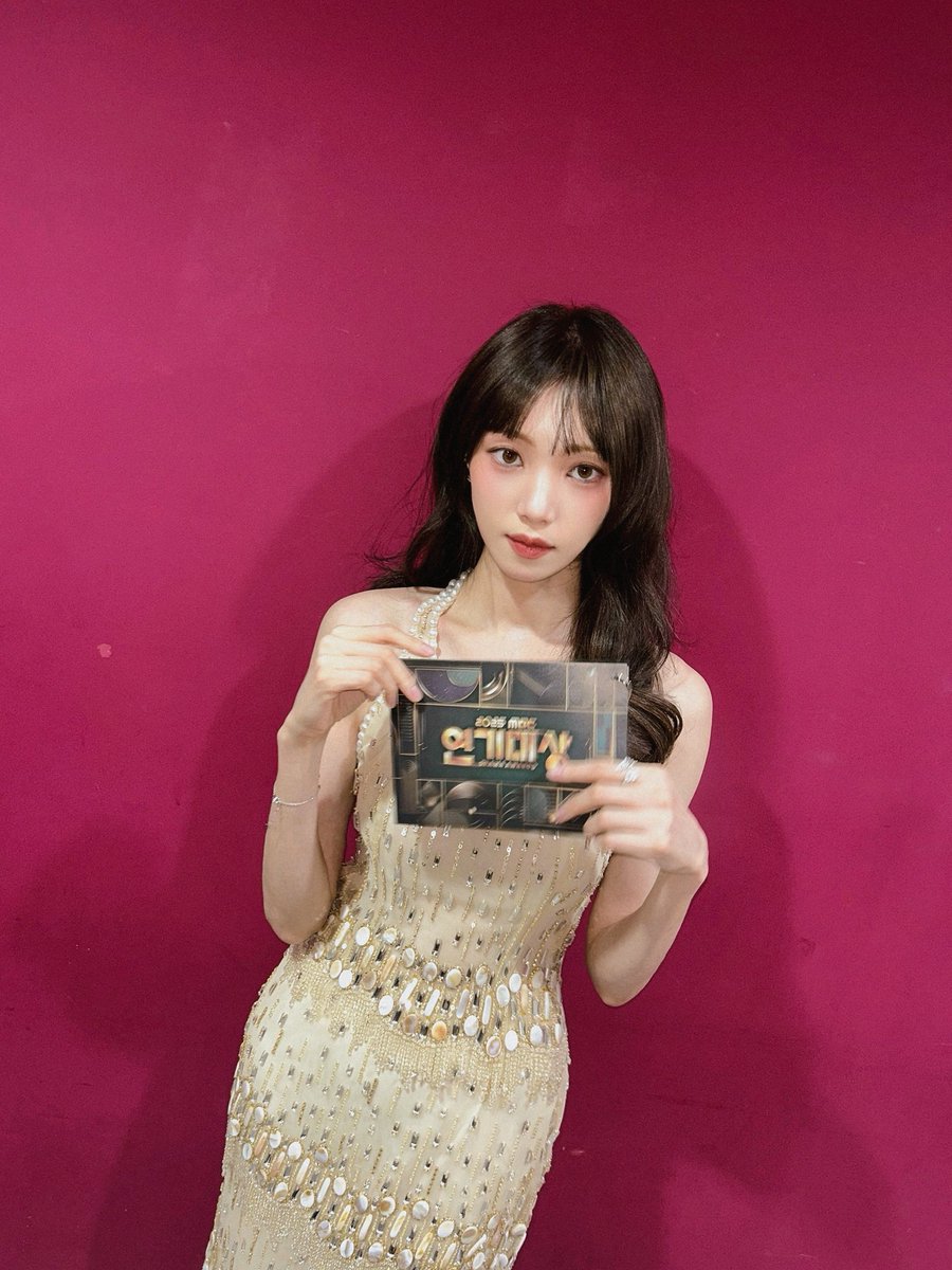 skyoungl's tweet photo. 이성경 작년 연말 연기대상 비하인드 올려주셧어..💕✨ https://t.co/YFCK79y0uS