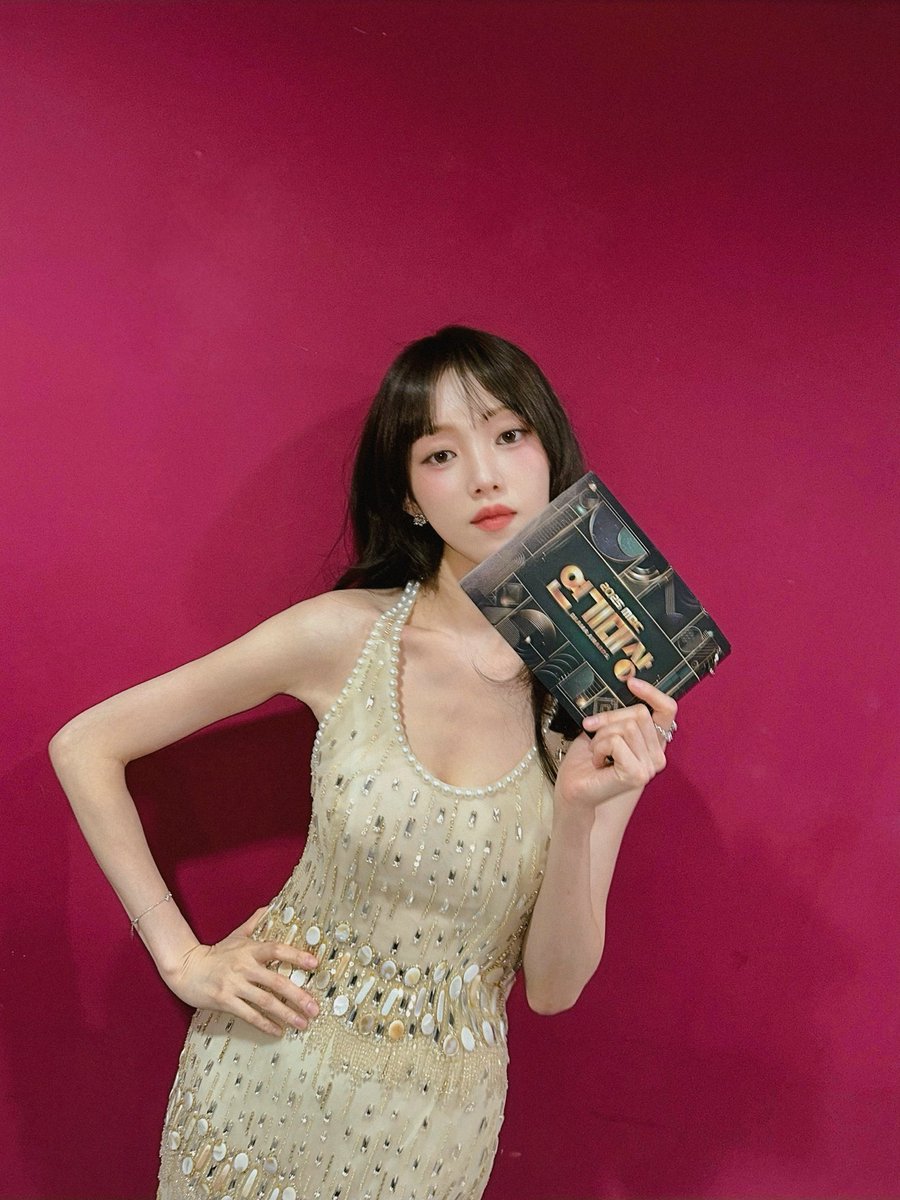 skyoungl's tweet photo. 이성경 작년 연말 연기대상 비하인드 올려주셧어..💕✨ https://t.co/YFCK79y0uS