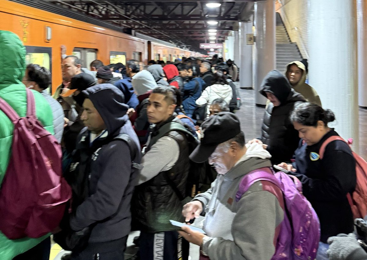 guiametromx's tweet photo. #ÚltimaHora 🚨
⚠️ #MetroCDMX ⚠️
Usuarios reportan:
➡️ Línea A #LineaA
+ ❌ CON RETRASO
+ ESPERANDO más 10 minutos en Los Reyes y no ha pasado
+La Paz lleva 19 minutos el tren detenido y no sale, andén a reventar
#TomaloEnCuenta ‼️ https://t.co/KqfxbZG2eR