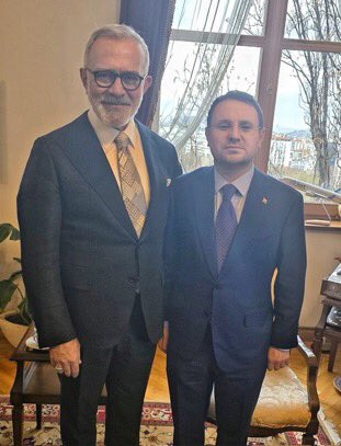 Sayın <a href="/Yenisehirlioglu/">Bahadır Yenişehirlioğlu</a> 

Basına açık alanda, koruma içgüdüsü ile olsa dâhi, elinizi omuzuna atıp bütün bir Meclis koridorunda yürüdüğünüz omuz, 86 milyon vatandaşımızın adalete olan güveninin omuzudur! 

Yaşınız, hayat tecrübeleriniz ve siyasi kariyeriniz , yaptığınız eylemin