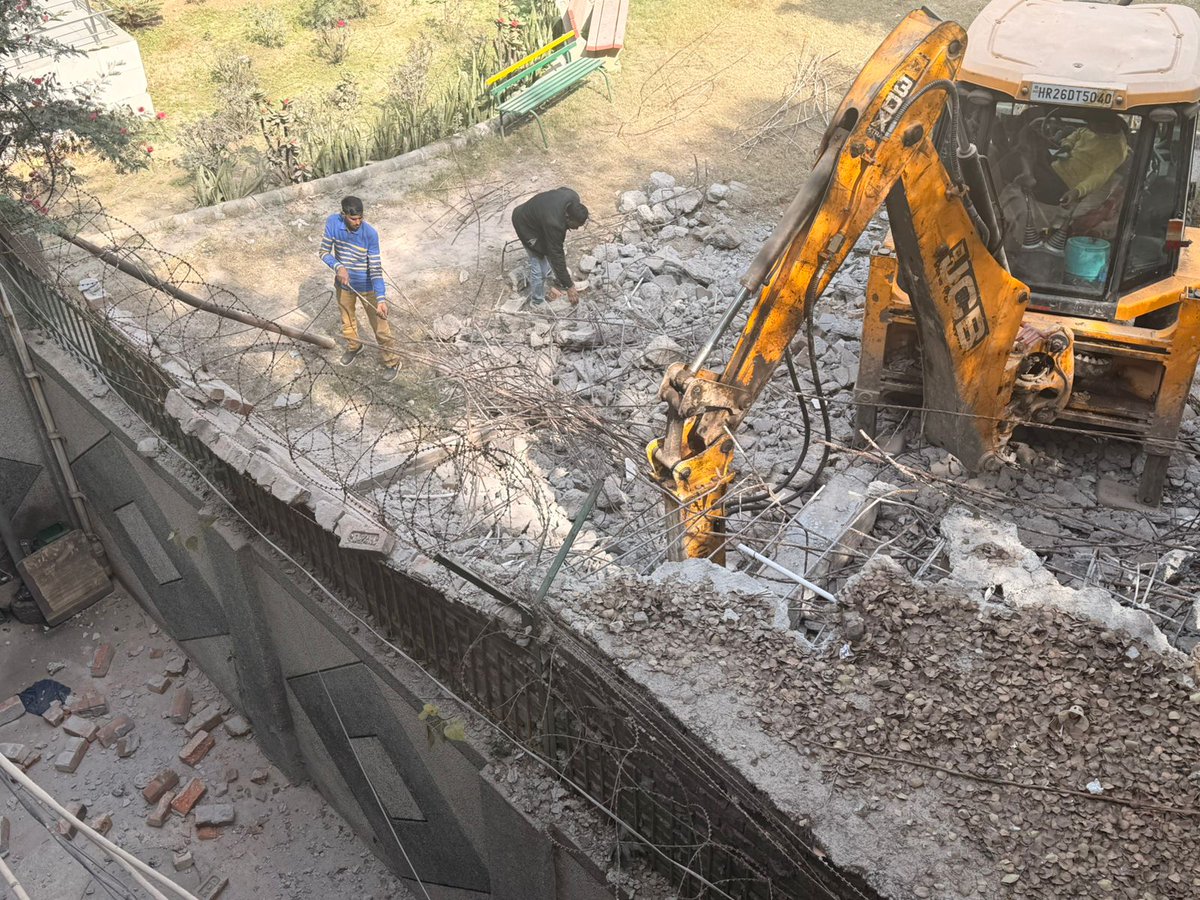 deepakdua2209's tweet photo. Today MCD team broken Unauthozied construction in Pocket B Vikas puri Extn Delhi 110018. Now no 1 clean this. Due to these fallen Bricks and Debris on road many people fall on this road which is totally unsafe for old people and kids @JarnailSinghAAP @bjpgurmukhsingh @SBM_MCD https://t.co/3qh5YkLjO2