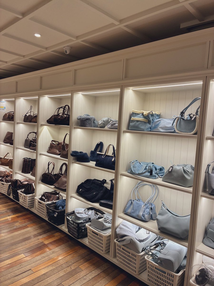 frutan_girl's tweet photo. これ見て初めて江南のnyunyu house 行ってきたんだけど感動した🛍️✨
nyunyu と言えば東大門のイメージだったけど覆された❕ワンフロアにまとまってる通路も広い💖わざわざもう外国人だらけ+階段+通路狭くて若干のストレス💧を抱えながら掘り出し物とか見つけなくていいの本当神🎶ｶﾞﾁおすすめ🫶🏻 https://t.co/RbkTA9GFfX