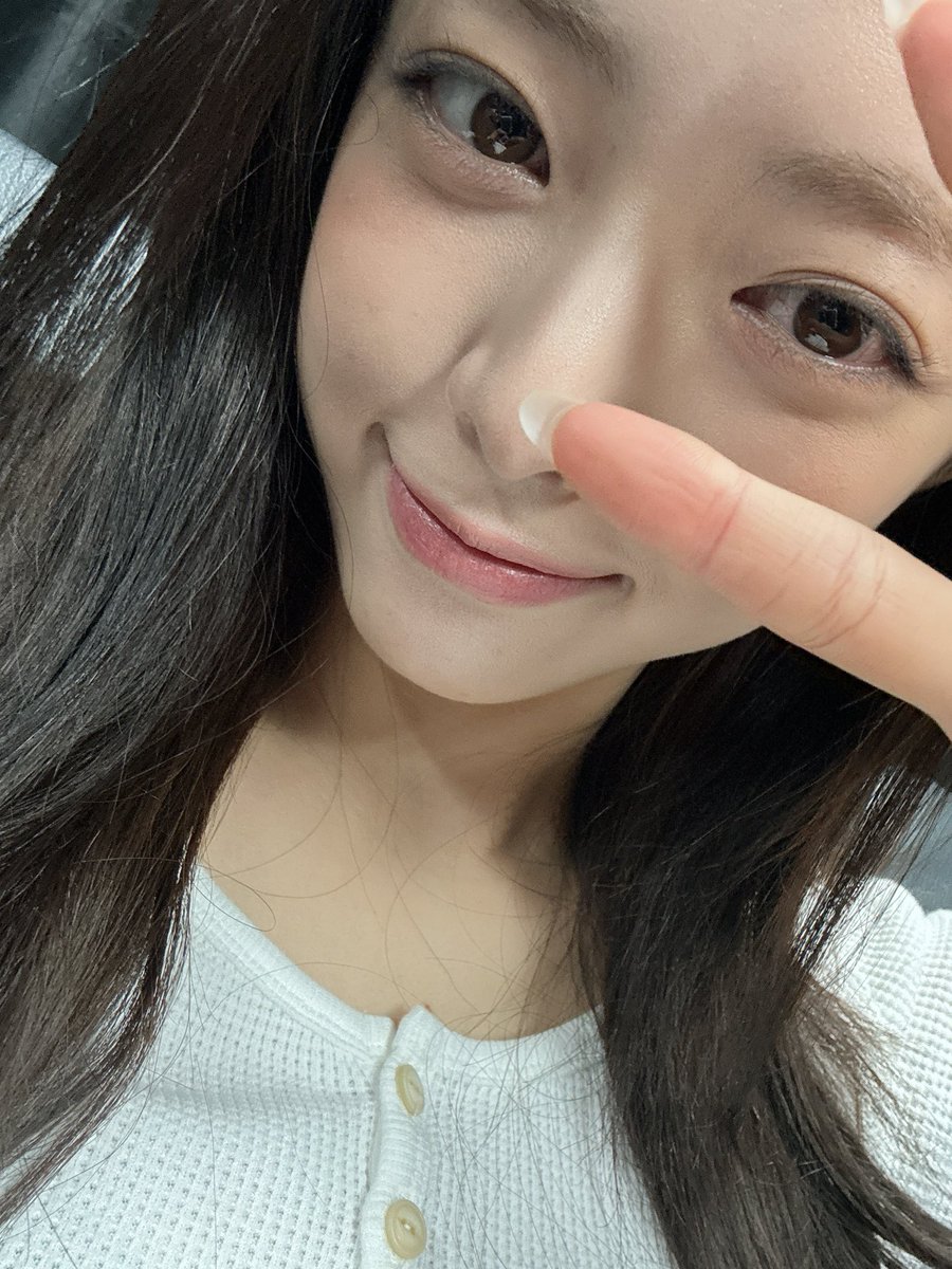 Yuna update with a photo on Bubble, sharing how happy she feels rehearsing for ITZY’s 7th anniversary concert and looking forward to tomorrow’s concert 

🐰: ㅎㅎ since we’re spending our 7th anniversary doing rehearsals at the concert venue, I feel really happy ㅎㅎ
🐰: I’m also