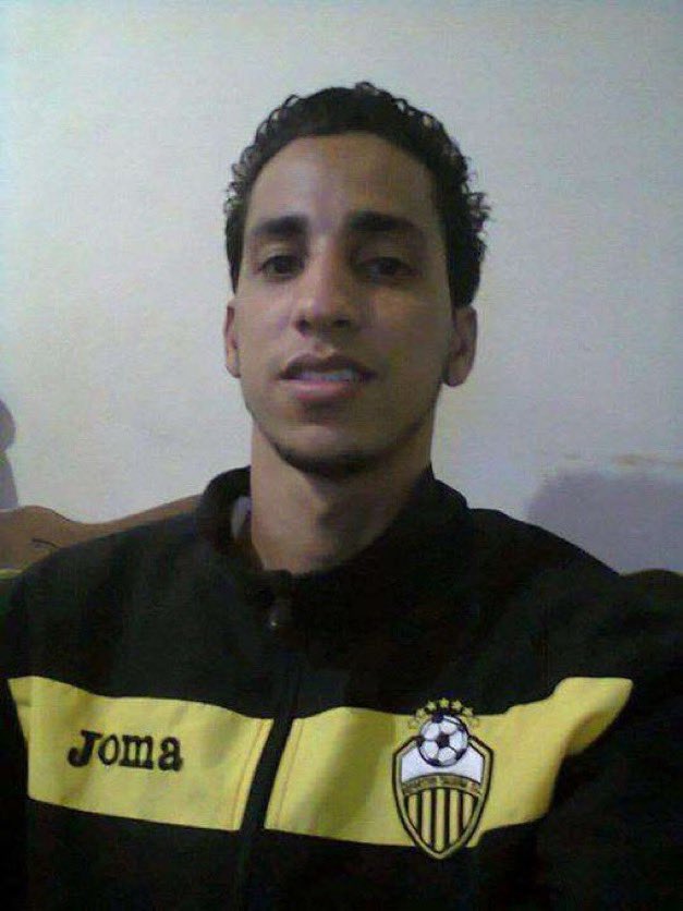 Eternamente jóvenes.

Un día como hoy, hace 12 años, Robert y Bassil fueron asesinados por órdenes de la dictadura.

Pero siempre, siempre estarán con nosotros.