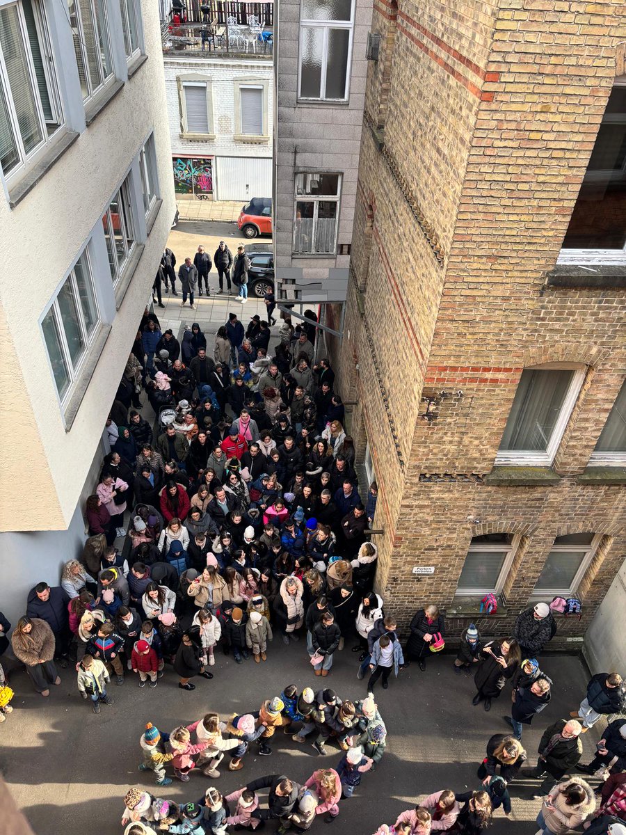 SRBinStuttgart's tweet photo. Прослава Нове године и додела пакетића деци Српске допунске школе у Генералном конзулату Републике Србије у Штутгарту. https://t.co/WHgu8KQNzN