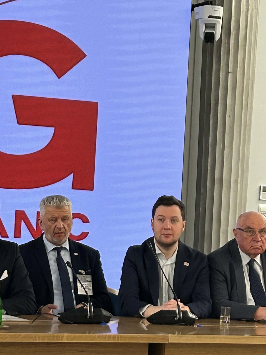 W sejmie trwa właśnie posiedzenie parlamentarnego zespołu Ruchu Obrony Granic. Marszałek sejmu robi co może, żeby informacja ta nie dotarła do opinii publicznej, ale my się nie poddamy - <a href="/ROGranic/">Ruch Obrony Granic</a> działa i będzie działał!