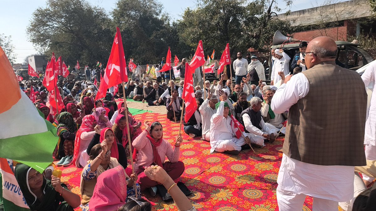 RishipalSihag01's tweet photo. 12 फरवरी, राष्ट्रव्यापी हड़ताल 
आज देशव्यापी ट्रेड यूनियन हड़ताल के समर्थन में जिला कांग्रेस कमेटी, जींद ने मज़दूरों और कर्मचारियों के हक़ में खुलकर जींद कांग्रेस ने समर्थन दिया। ✊

#WorkersRights #TradeUnionStrike #CongressWithWorkers https://t.co/sVayoJPX9o