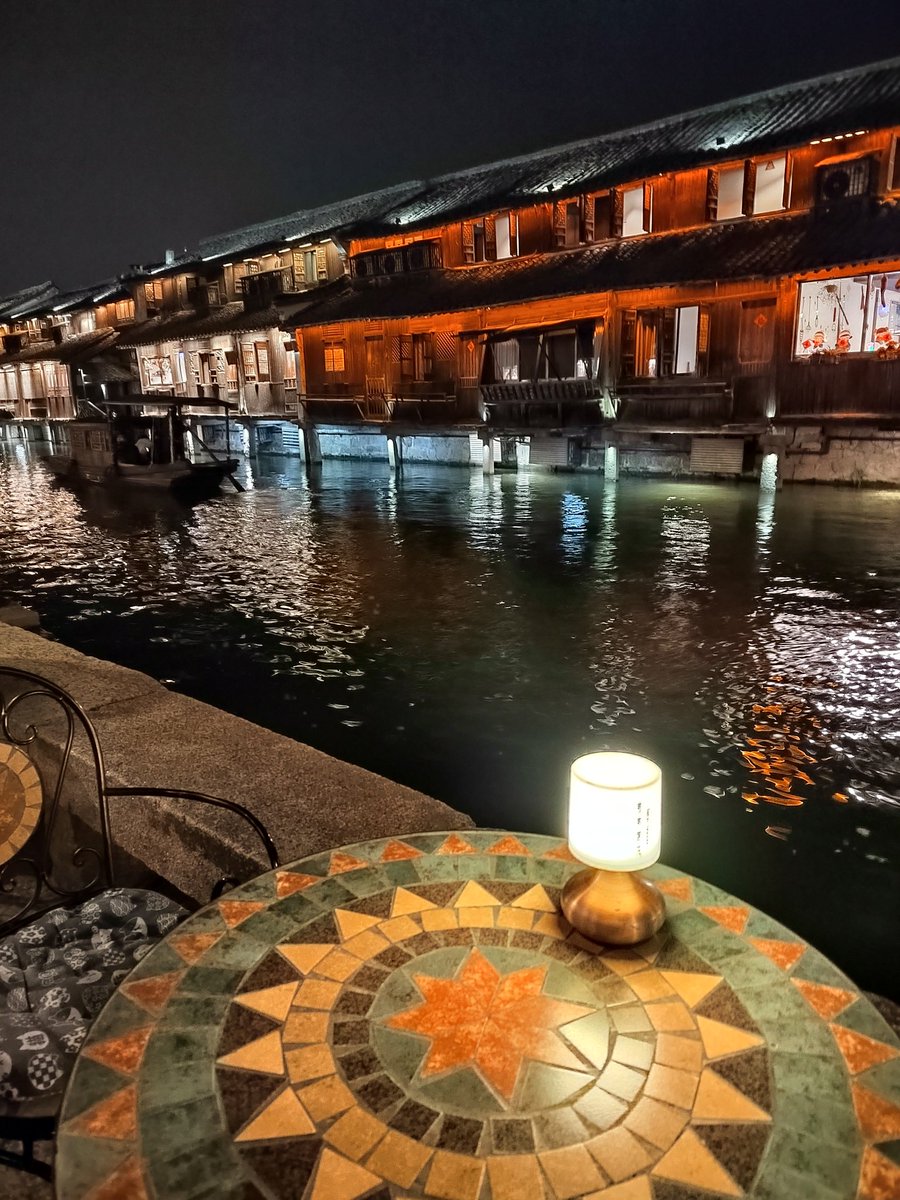 mear39864353's tweet photo. 猜猜这是哪里？住在水边，有乌篷船 https://t.co/20oH12cdVL