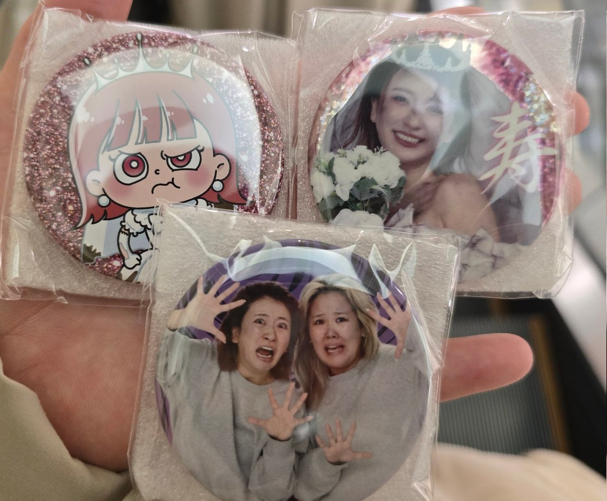 助け展で缶ミラーとってきた🫶 中に入る時間はないってチャッピーに言