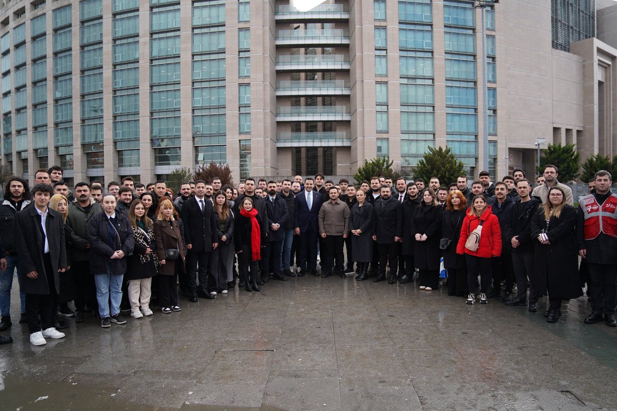 Biz korkunun üstünü cesaretle örten bir kuşağız. 

Bu siyasi cezalandırmayı onur nişanesi kabul ediyorum. Ben ve yol arkadaşlarım, gençlerin bu ülkeyi değiştireceğine inanıyoruz.

Bu yüzden siyaset yapıyoruz

Ne baskılar ne davalar bizi yolumuzdan döndüremez.
Gençliğin gücüyle