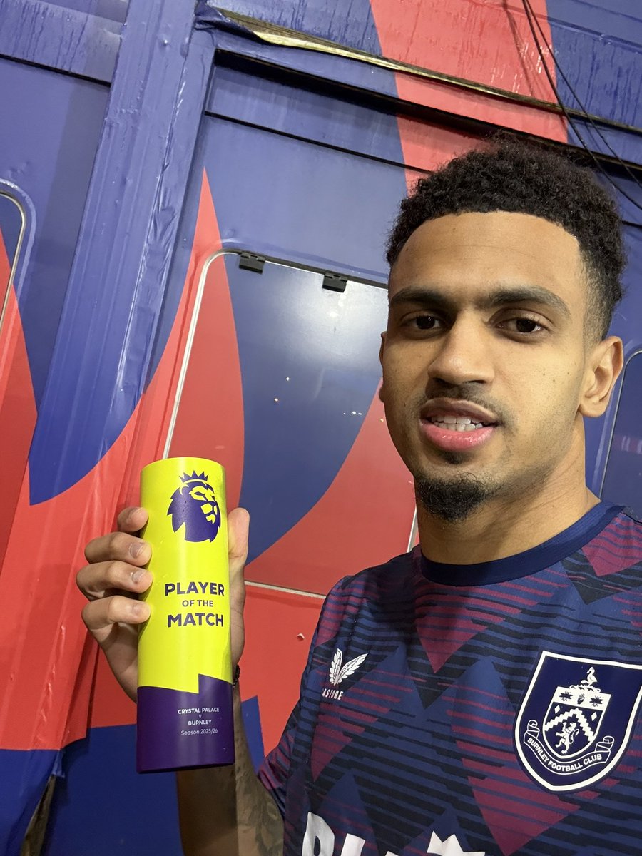 Taking home the Premier League Player of the Match trophy last night 🏆👏