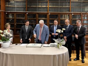 adoaofficial's tweet photo. ΚΟΠΗ ΠΙΤΑΣ ΣΤΟ ΕΡΓΑΣΤΗΡΙΟ ΑΝΑΤΟΜΙΑΣ ΤΟΥ ΕΚΠΑ 28.01.2026
Πραγματοποιήθηκε και φέτος η καθιερωμένη κοπή της πρωτοχρονιάτικης πίτας του Εργαστηρίου Ανατομίας - «Ανατομείο» της Ιατρικής Σχολής του ΕΚΠΑ από τον Διευθυντή του Εργαστηρίου Καθηγητή κ. Θεόδωρο Τρουπή. https://t.co/KbkiFaaxLb