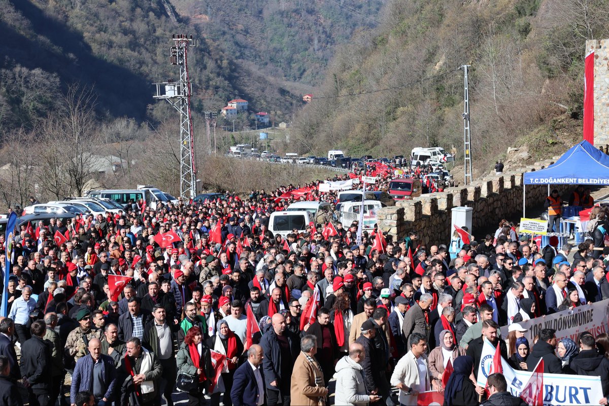 MemurSenKonf's tweet photo. Genel Başkanımız Ali Yalçın, Tirebolu’da Harşit Zaferi’nin 108. yıldönümü dolayısıyla düzenlenen “Harşit Zafer Yürüyüşü” programına katıldı. Milletimizin istiklal ve istikbal mücadelesinde Karadeniz’in direniş hattı olarak tarihe geçen Harşit Cephesi’nde kazanılan bu büyük zaferin aziz hatırasını yaşatmak ve vatan uğruna canlarını feda eden şehitlerimizi yâd etmek amacıyla gerçekleştirilen yürüyüş, anlamlı ve duygu dolu görüntülere sahne oldu. Program kapsamında fidan dikimi gerçekleştirilerek şehitlerimizin hatırası yaşatıldı.

Yürüyüş programına; Giresun Valisi Mustafa Koç, AK Parti Giresun Milletvekili Ali Temür, Eski Enerji ve Tabii Kaynaklar Bakanı Taner Yıldız, Memur-Sen Eski Genel Başkanı Ahmet Gündoğdu, Genel Başkan Yardımcılarımız Hüseyin Öztürk, Soner Can Tufanoğlu ve Ali Yıldız ile Memur-Sen Giresun İl Başkanı Muhammed Sarı da katıldı.

Harşit Zaferi’nin 108. yıl dönümünde birlik ve beraberlik vurgusunun ön plana çıktığı program, tarih şuurunun ve milli hafızanın diri tutulması açısından güçlü bir mesaj verdi.

@_aliyalcin_ @ValiMustafaKoc @mvalitemur @ahmetgundogdu01 @huseyinozturk_1 @sonertufanoglu @yildizali19
