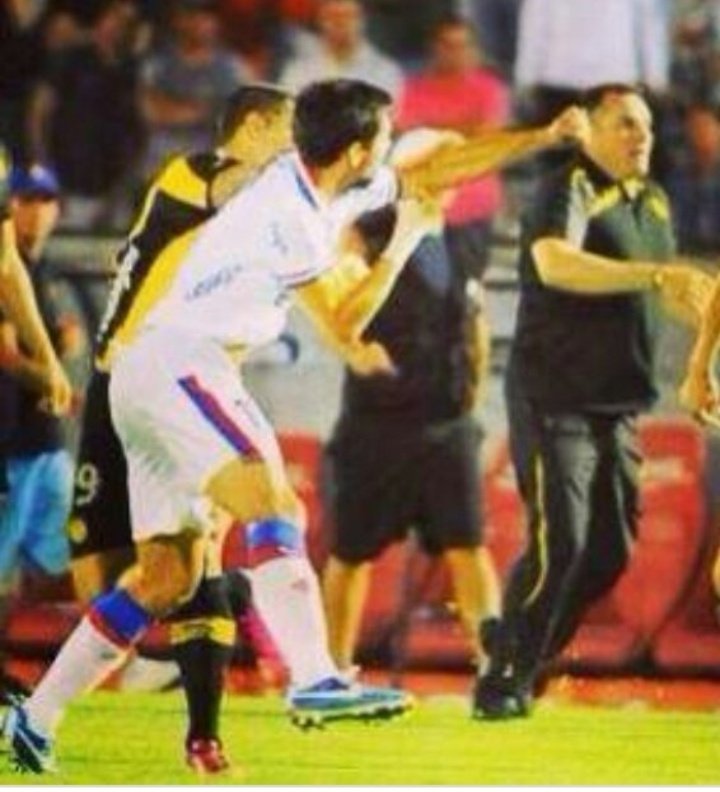 El Nacho González, llegó a Nacional siendo el nene bueno del fútbol uruguayo y se fue con antecedentes penales. Nacional te cambia la vida...pa pior.