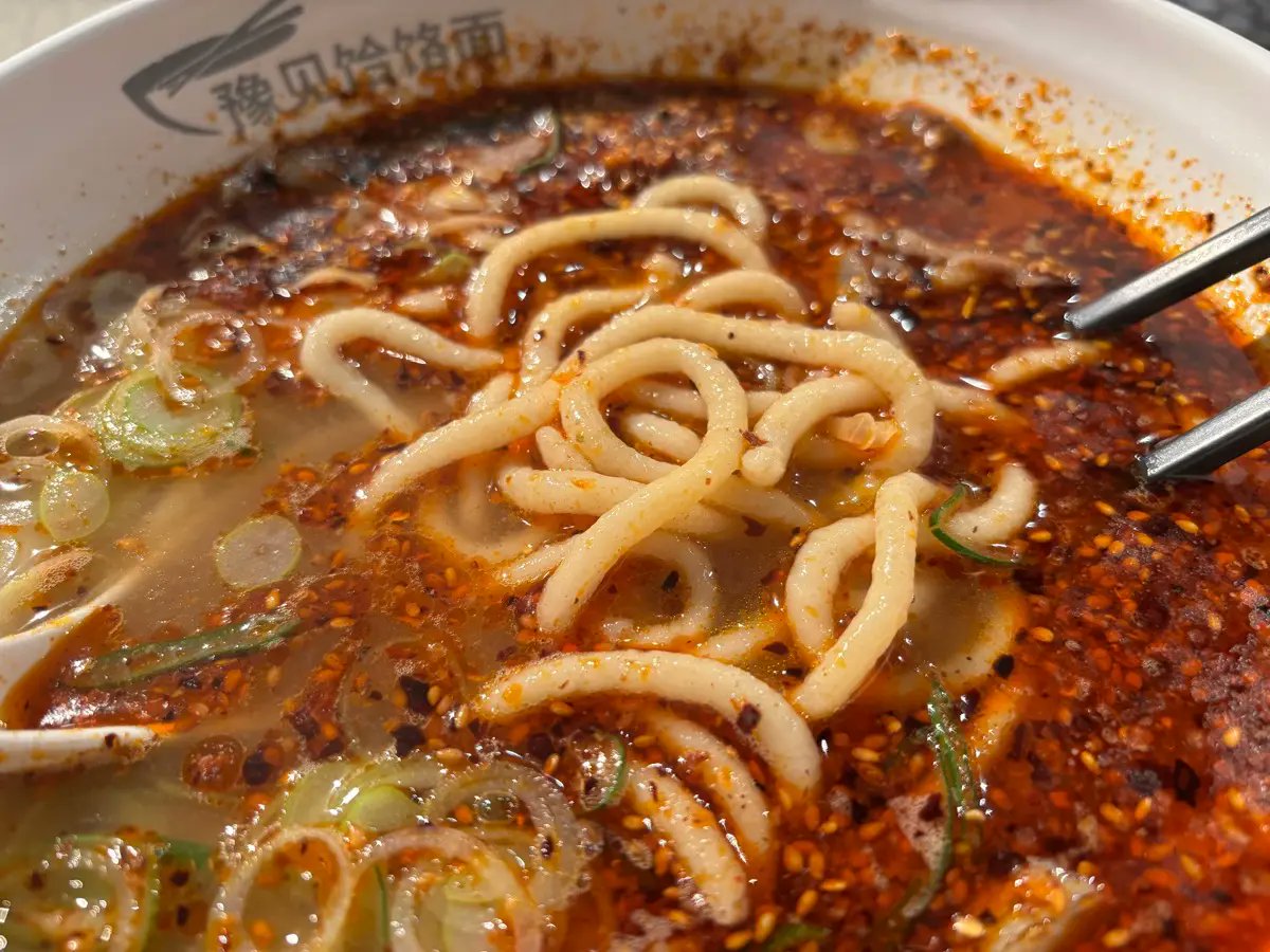 search_ethnic's tweet photo. 大塚にある中国河南省の麺料理「餄餎麺（ハーラー麺）」を提供するお店『豫見ハーラー麺』🇨🇳
いただいた「ラム肉ラーメン（羊肉餄餎麺）」は、唐辛子&amp;花椒の辛味とラム肉の旨みが沁みたスープがクセになるお味。
押し出し麺「ハーラー麺」のもちもち食感もGood😋
#大塚 #ガチ中華 https://t.co/cd8nNJkG3d