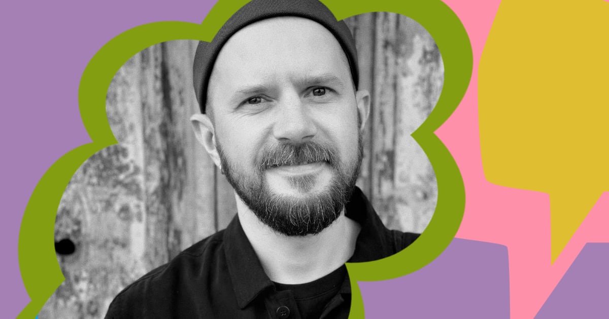 sidebysideff's tweet image. В первой части нового выпуска подкаста «Я буду рядом: истории родителей квир-детей» поговорили с Павлом Лопарёвым — режиссёром и продюсером фильмов про родителей квир-детей проекта «Плюс Голос». Слушать: bok-o-bok.com/podkast/