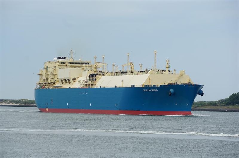 jackprandelli's tweet photo. 🚨 CHINA JUST SENT LNG TO EUROPE

The world’s biggest buyer just became a seller...

🚢Seapeak Glasgow reloaded in Zhejiang 🇨🇳
• Cargo now heading to Europe 🇪🇺
• Rare East → West LNG flow
• Europe storage under pressure

Why?

• Weak Asian spot demand
• Open arbitrage window
• Traders exploiting spreads

China is now a swing player (like 🇺🇸)

Gas isn’t regional anymore.
It moves where margins are.

#oott #NatGas #China