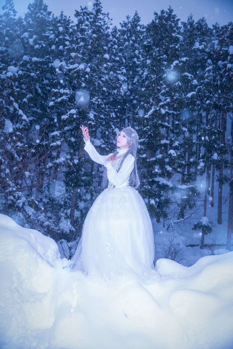 【コスプレ】
降り積もれ、このままもっと。
世界を白く、白く。
覆いつくせ。

創作：雪の魔女
＃ゆやcos三脚自撮り部
#ラコロールウッディパル