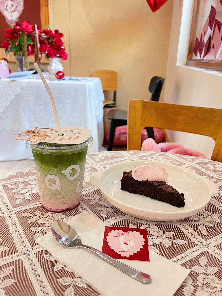 Qottontale Cafe โดน Dinto เทคช่วงวาเลนไทน์ซะแล้ว น่ารักมว๊ากกก โดยเฉพาะมุมหน้าร้านที่มีโบว์ยักษ์สีชมพูกับแอปเปิ้ล 🎀🍎 รวมถึงชั้นดาดฟ้าที่อวจขึ้นไปตอนบ่าย แดดแผดเผามาก ทางที่ดีรอแดดร่มๆหน่อยจะเริ่ด ส่วนขนมเค้กเมนูพิเศษช่วงนี้ขอป้ายยา melt into pink