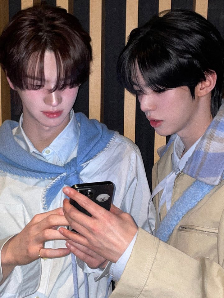 TWSLATION_'s tweet photo. [260212] #SHINYU WV POST

🦒: eyes that holds waffles (eyes on the waffles)

#신유 #TWS #투어스 @TWS_PLEDIS https://t.co/THF3wVYnn1