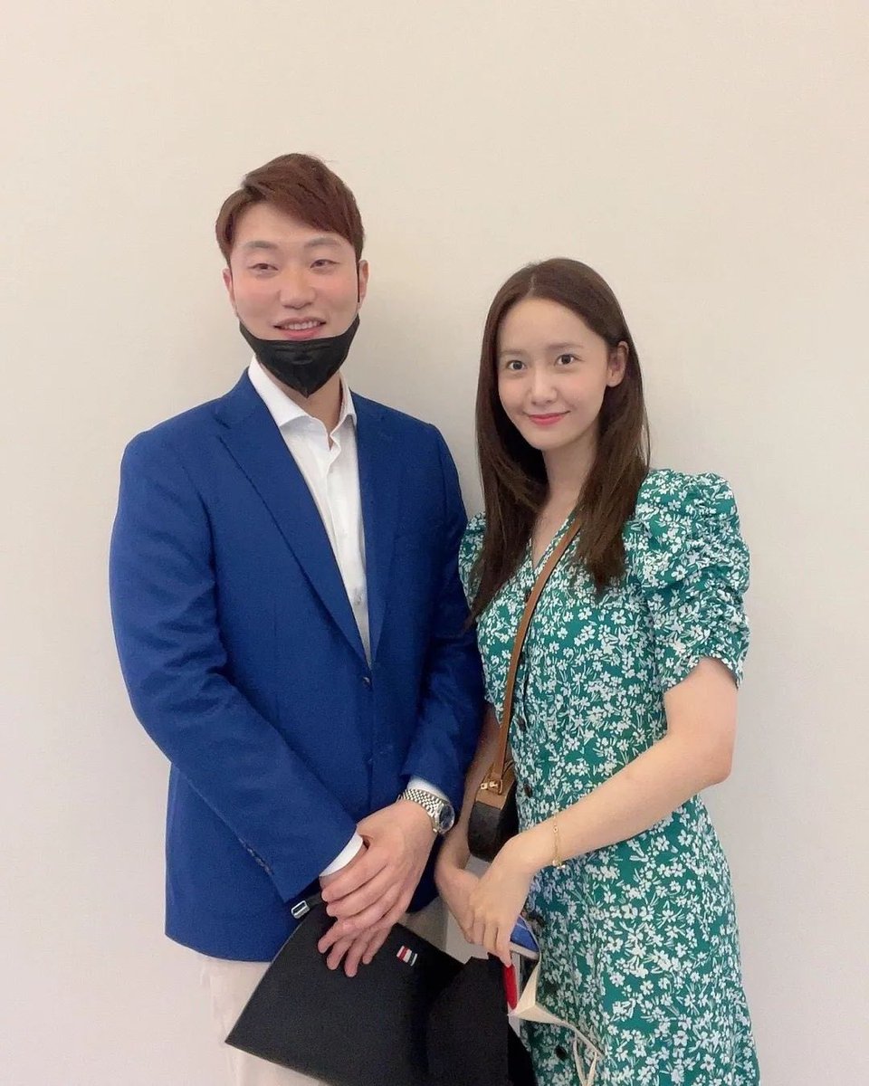 yeppeoyoona's tweet photo. Ohh just remembered that Park Chi Eun as the CEO, and his staff posted their pictures with YoonA back in 2022 https://t.co/AnUIPqk2T0