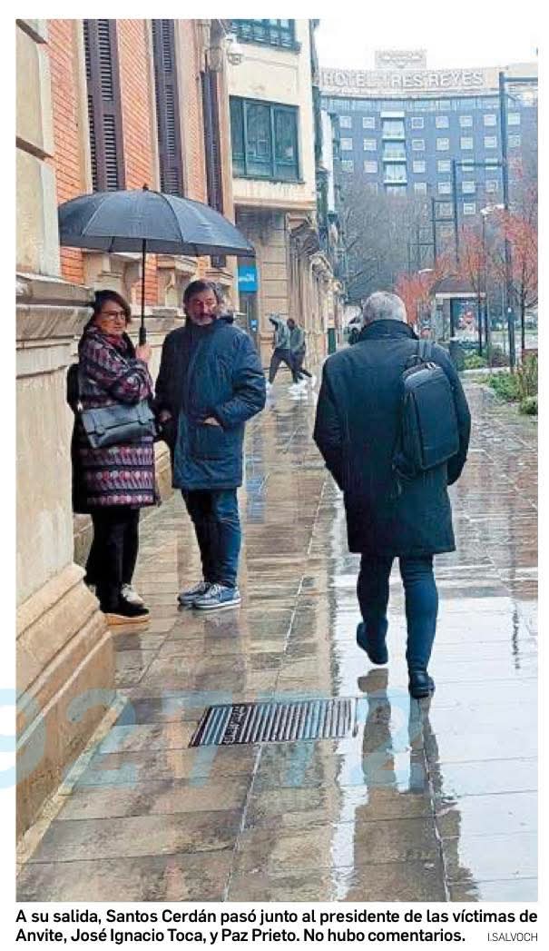 Este fotón de <a href="/inigosalvoch/">Iñigo Salvoch</a> para <a href="/DiariodeNavarra/">Diario de Navarra</a> recoge lo mejor y lo peor de la sociedad a las puertas del Parlamento de Navarra. La dignidad de las víctimas del Terrorismo frente a la podredumbre de Cerdán.