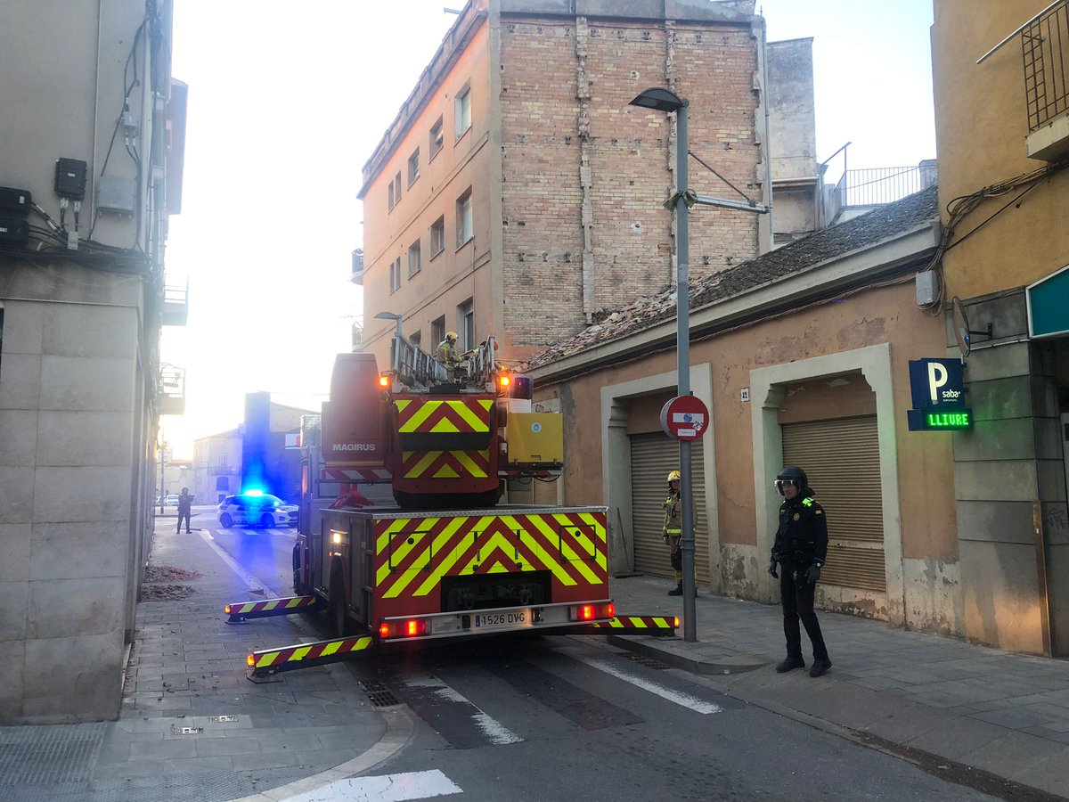 VilafrancaAj's tweet photo. 🚨El #CECOPAL recull fins a les 11h una quarantena d’incidències relacionades amb les ventades a #Vilafranca
⛔️Es demana limitat la mobilitat i evitar desplaçaments innecessaris fins a les 20h.
➕info: https://t.co/mc2UHjtfSB
#capitaldelvi https://t.co/4jNICjw3aC