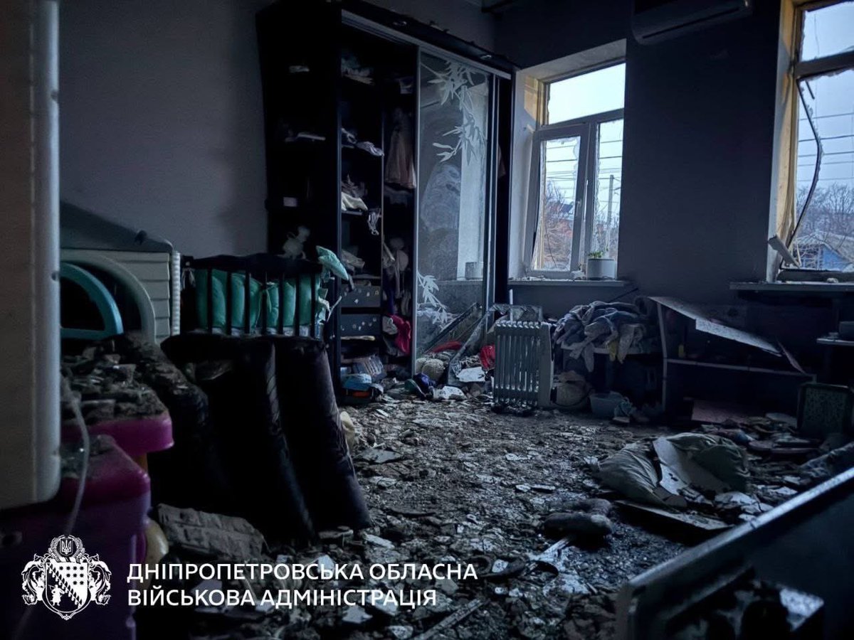 UKRinFRA's tweet photo. Cette nuit, comme tant d’autres depuis 4 ans, la Russie a attaqué nos villes 🇺🇦

219 drones et 25 missiles.
Derrière ces chiffres, qu’on lit chaque jour, des vies brisées et une douleur bien réelle.
Le monde doit savoir que la Russie ne cherche pas la paix, elle tue et terrorise. https://t.co/jMnYPEDtUQ