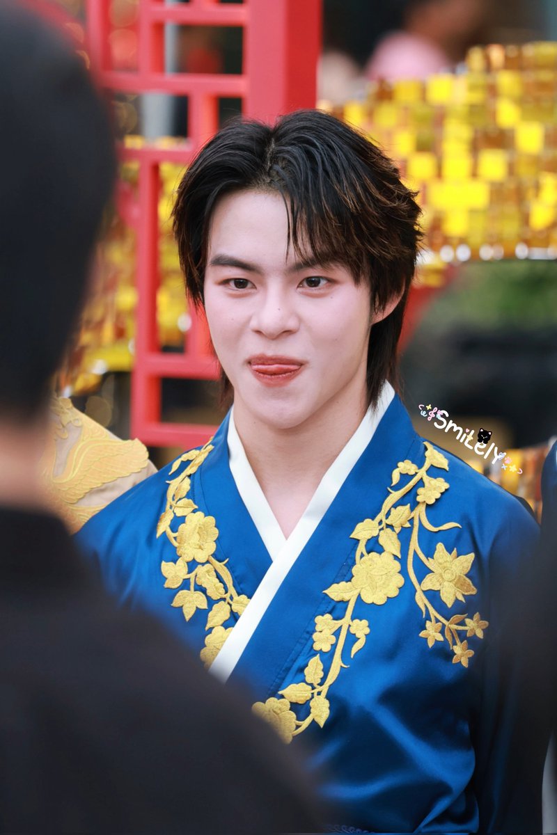 smilelymine's tweet image. ล่ะคนนี้ดื้ออาไย หมั่นเขว้!!!
วันนี้มาร์คก็หล่อมากอ่ะ หล่อแบบดื้อๆซนๆ
อยากบีบบบ

CNY ICONSIAM WITH BUS

#MARCKRIS 
#BUSCNYatICONSIAM