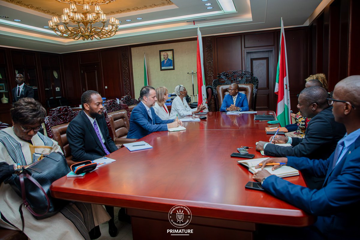 BurundiGov's tweet photo. SE le 1er Ministre, @NtahontuyeN vient de s'entretenir en audience avec  une délégation de l'@UNESCO_fr conduite par @krikou27 et accompagnée par @EKAMATARI.Ils ont échangé sur la revalorisation du patrimoine culturel #Burundi-ais dont en 1er le #Musée_Gitega et la #Foret_Mpotsa. https://t.co/HfW2wYjdRs